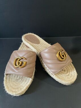 Gucci Tan Quilted Leather GG Espadrille Slides Sandals Logo Sz 38 US 7.5 8